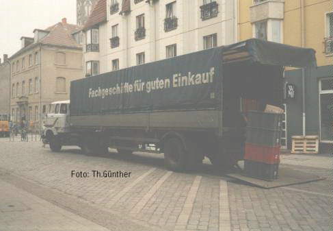 Pritschenauflieger mit Ladebordwand