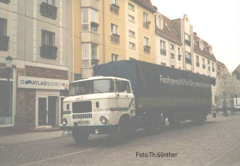 Sattelzugmaschine mit Pritschenauflieger